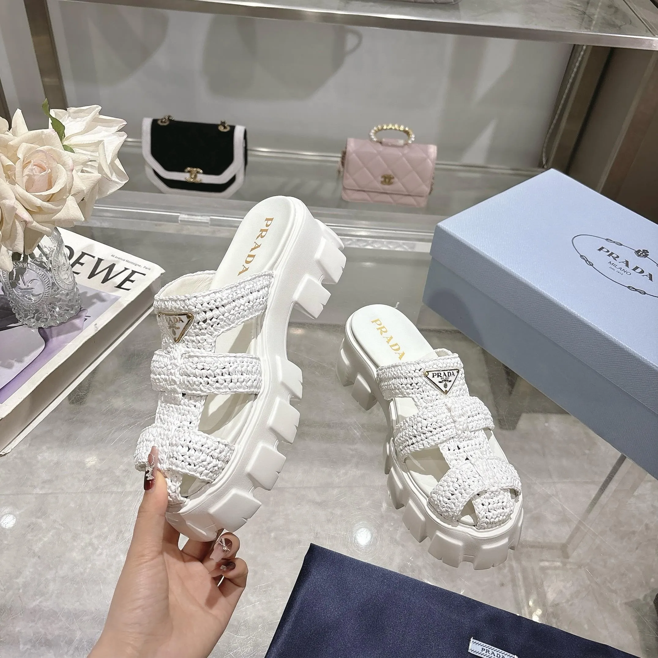 👟👟Ex-factory price 500👟👟 Original eco-friendly PP paper material, high version Prada Prada’s latest pig cage shoes, Roman woven thick-soled rubber slippers, the latest eco-friendly ♻️PP material, high price, fully handmade crochet, just like knitting sweaters, slow work and meticulous work, retro fashionable and avant-garde thick-soled soles with rubber uppers, retro wood grain to meet the various choices of fashionable people of different styles! The iconic metal triangle logo is paired with the shape of ancient beach sandals. Every design element is fashionable! Code number 35-41